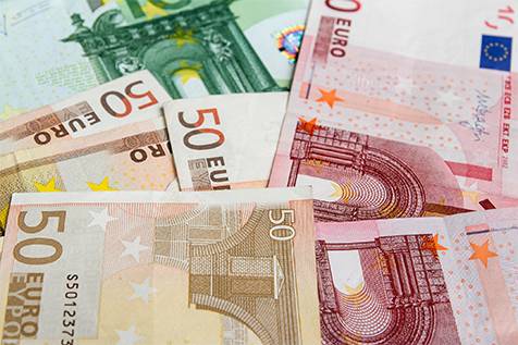 اليورو يبتعد عن قمة أسبوعين مع جني الأرباح وانتعاش الدولار